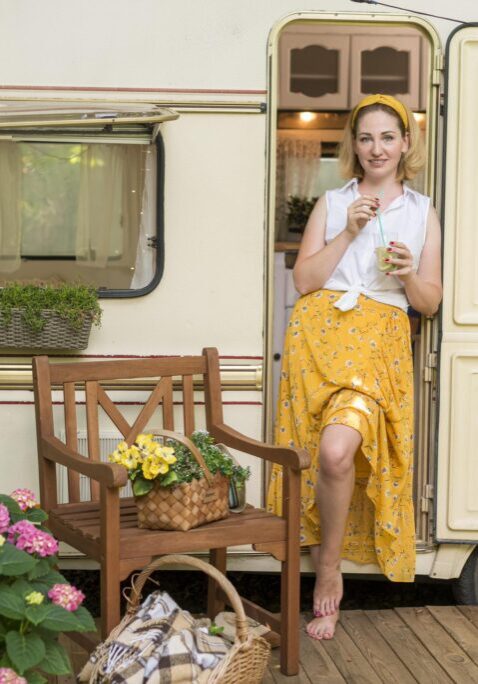 long-shot-woman-holding-glass-lemonade-caravan long-shot-woman-holding-glass-lemonade-caravan