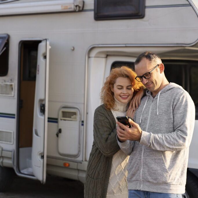 medium-shot-couple-with-smartphone medium-shot-couple-with-smartphone